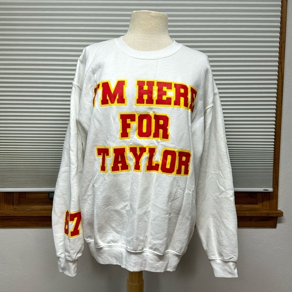 Gildan White I’m Here For Taylor Chiefs 87 with Taylor Swift Patches Sweatshirt - Picture 1 of 12